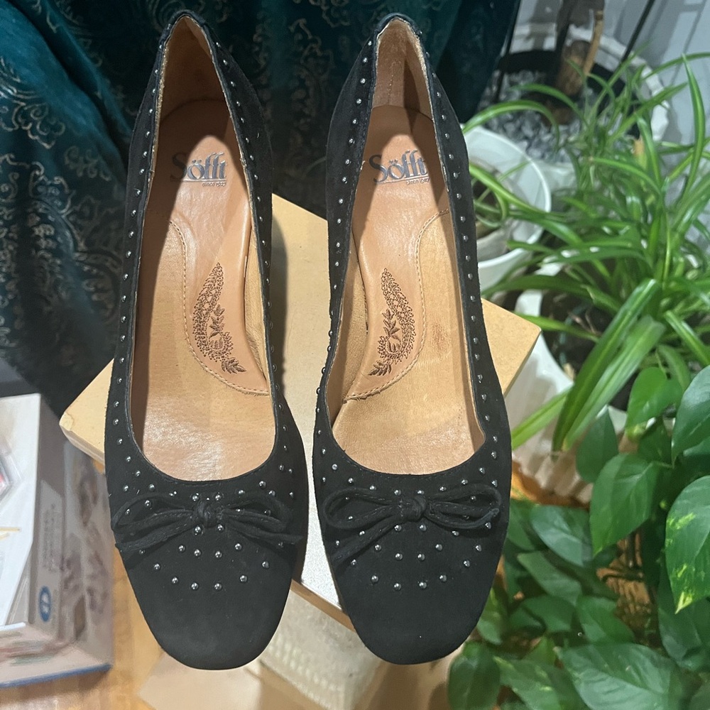 Sofft Black Suede Leather Bow Stud Round Toe Slip On Heels Women’s Sz 9.5